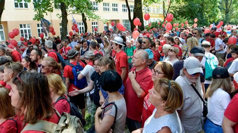 Účastníci pochodu Hrdí na rodinu v červených tričkách