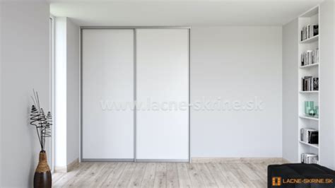 vstavaná skriňa s organizovaným interiérom