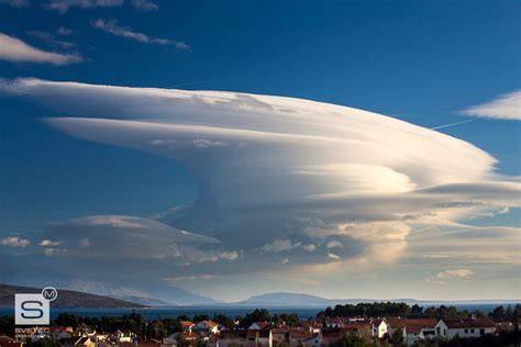 Altocumulus lenticularis - šošovkovité oblaky nad horami