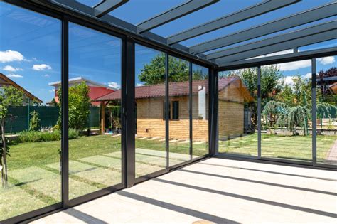 Infografika porovnávajúca náklady na rôzne materiály konštrukcie zimnej záhrady