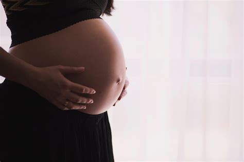 Žena si všíma skoré príznaky tehotenstva