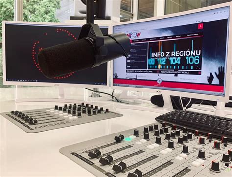 Staré rádio a moderné vysielacie štúdio