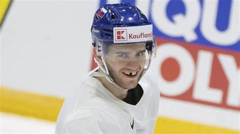 Hráč korčuľujúci s pukom