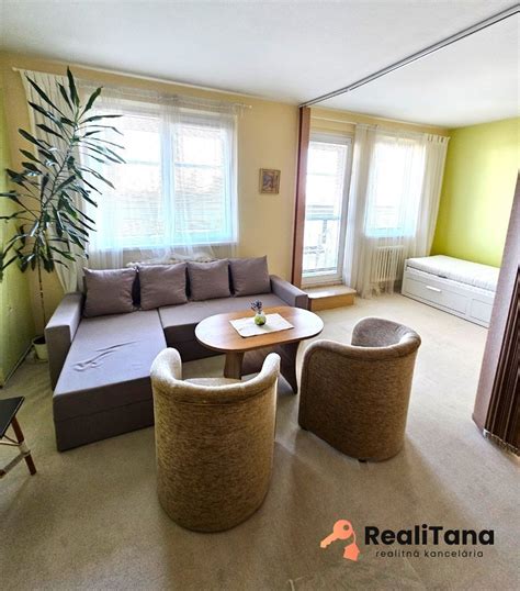 Infografika porovnávajúca náklady na prenájom 1-izbového bytu s inými typmi bývania