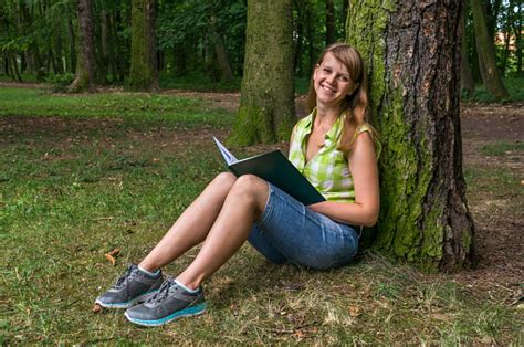 Žena čítajúca knihu v parku