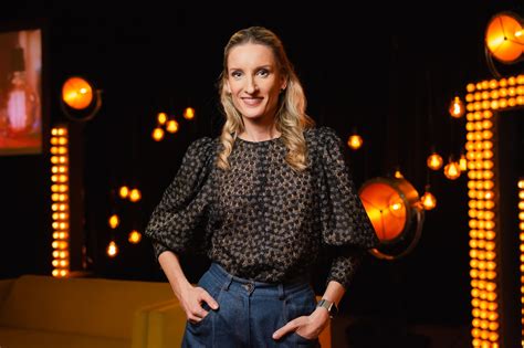 Adela Vinczeová hovoriaca do mikrofónu