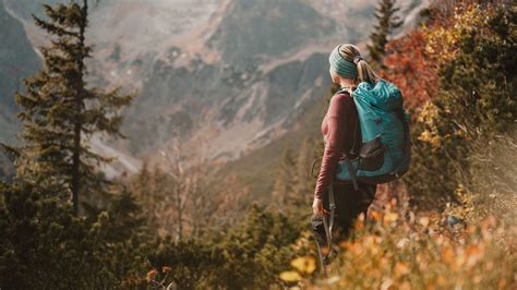 Žena pozerajúca sa do diaľky s nádejou