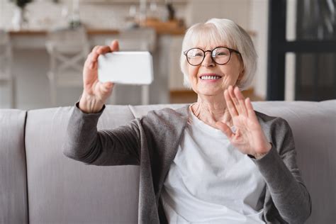 Dvojica priateľov si telefonuje cez videohovor
