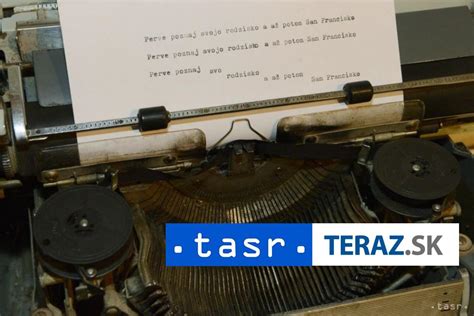 Ruka píšuca na starom písacom stroji