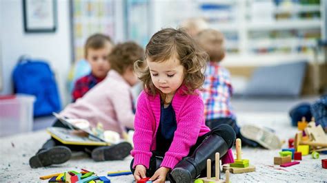 Deti hrájúce sa s hračkami