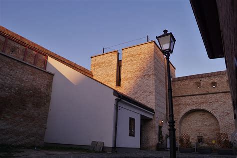 Historická ulica v Nitre s tehlovými budovami