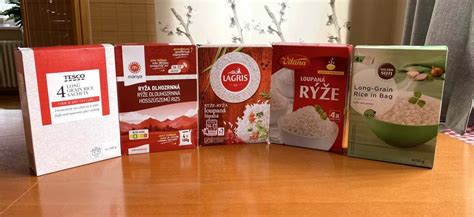 Široký sortiment rôznych druhov ryže v regáli obchodu