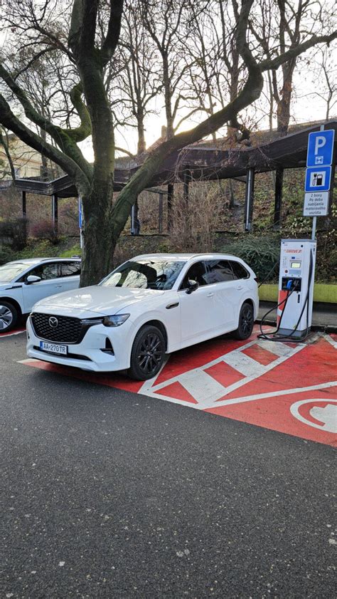 Ilustrácia novorodenca bezpečne pripútaného vo vajíčku v aute