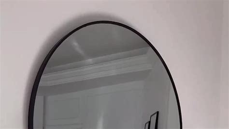 Veľké zrkadlo odrážajúce svetlo v interiéri