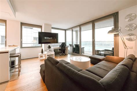 Moderný interiér bytu s výhľadom na Dunaj