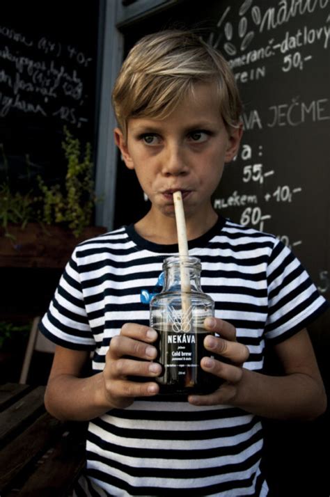 Ilustrácia človeka pijúceho studený nápoj