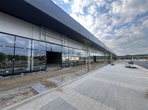 obchodné centrum so sviatočnou výzdobou