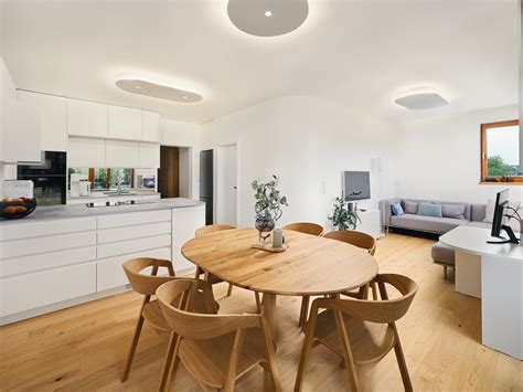 Ilustrácia rodiny vyberajúcej si byt