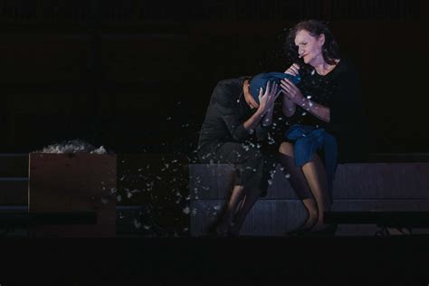 Ilustrácia divadelnej scény s hercami