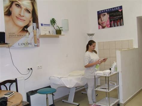 Kozmetička školí študentku v modernom salóne