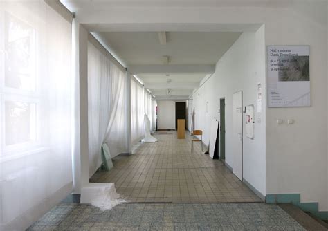 študenti na chodbe školy