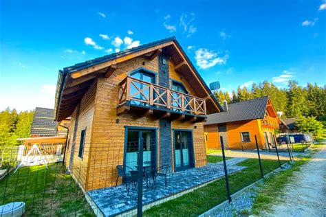 Fotografia rekreačnej chaty v lesnom prostredí