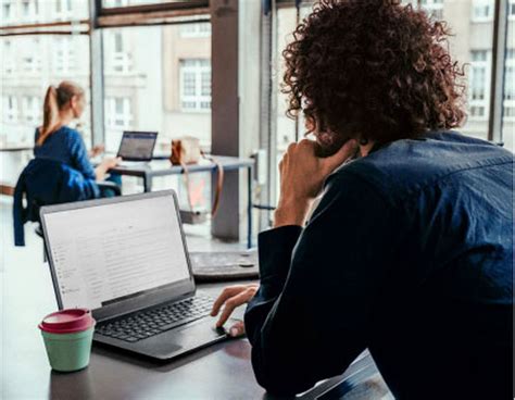 Študent pracujúci na notebooku v kaviarni