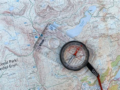 Ilustrácia kompasu s mapou