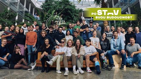 Vysoká škola s budovou a študentmi