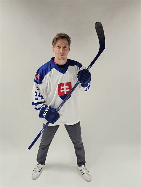 Ilustrácia aukčnej miestnosti s dražobníkom a ponúkajúcimi