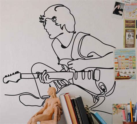 Chlapec hrá na gitare