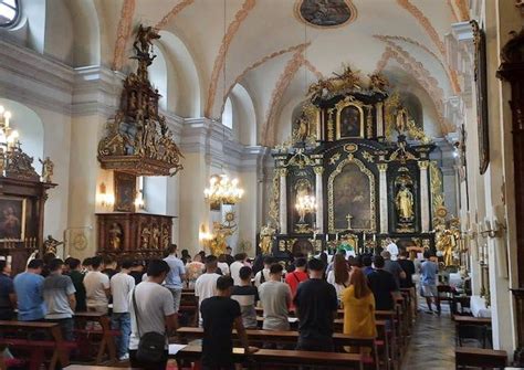 Chlapci a dievčatá spievajú v kostole