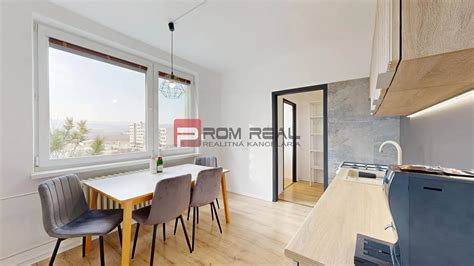 Ilustrácia znázorňujúca osobu, ktorá si prezerá inzeráty na prenájom bytu.