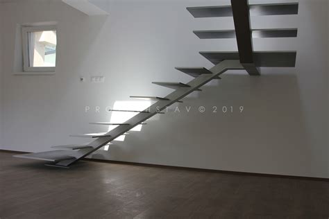 Moderné schodisko v mezonetovom byte s dôrazom na dizajn