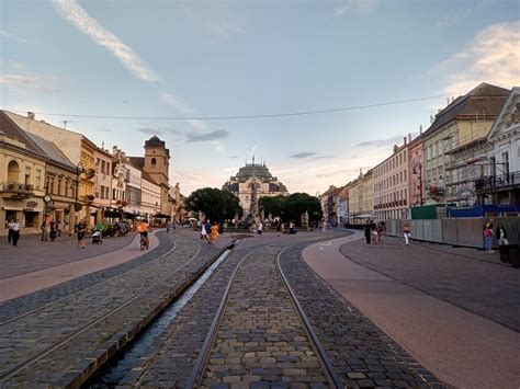 Historická Hlavná ulica v Košiciach s Dómom sv. Alžbety