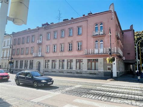 Exteriér historickej budovy na Hlavnej ulici s obchodnými prevádzkami