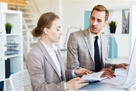 Ilustrácia finančného agenta ako sprostredkovateľa medzi klientom a finančnými inštitúciami