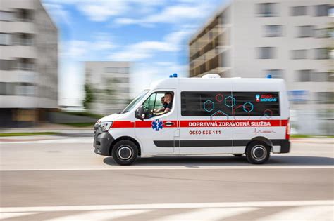 Ilustračná fotografia bielej sanitky s nápisom Dopravná zdravotná služba