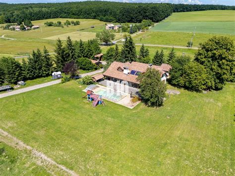 Ilustrácia rodinného domu s oddelenými zónami pre bývanie a podnikanie