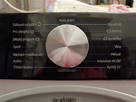 Interiér spoločnej práčovne s práčkami a sušičkami