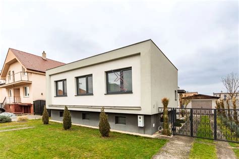 Moderný panelový bytový dom po rekonštrukcii