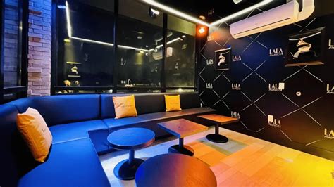 Japonský karaoke bar s oddelenými miestnosťami