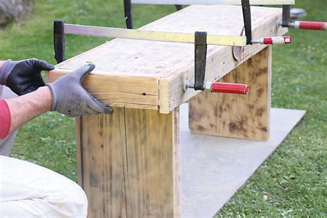 Detail spoja drevených dosiek pri výrobe vtáčej búdky