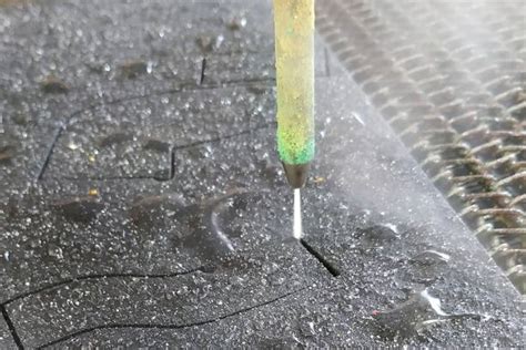 Vysokotlakový vodný lúč odstraňujúci značenie z letiskovej dráhy