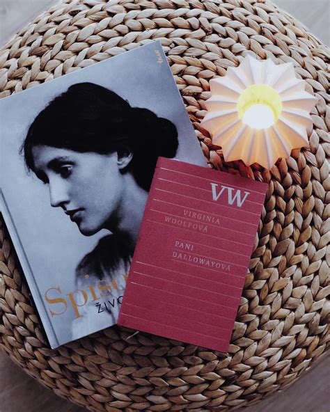 Žena si berie antikoncepčnú tabletku.