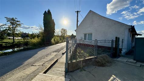 Ilustrácia znázorňujúca pozemok s rodinným domom a vyznačenými odstupovými vzdialenosťami od hraníc a susednej stavby.