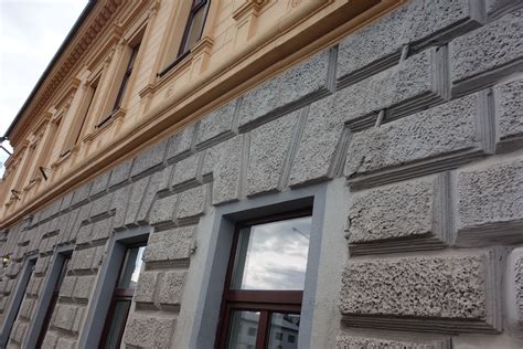 Detail drevených okeníc na historickom dome