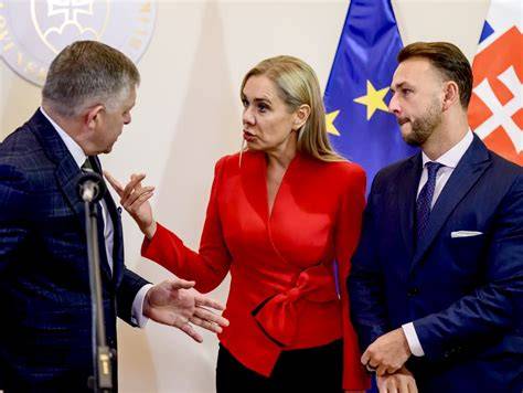 Ilustrácia zobrazujúca rôzne kritériá pre pridelenie bytu, ako sú rodinný stav, počet detí, príjem a zdravotný stav.