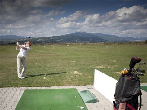 Golfové ihrisko s hráčmi