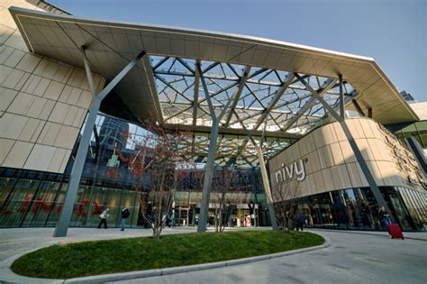 Fotografia modernej budovy autobusovej stanice Nivy v Bratislave
